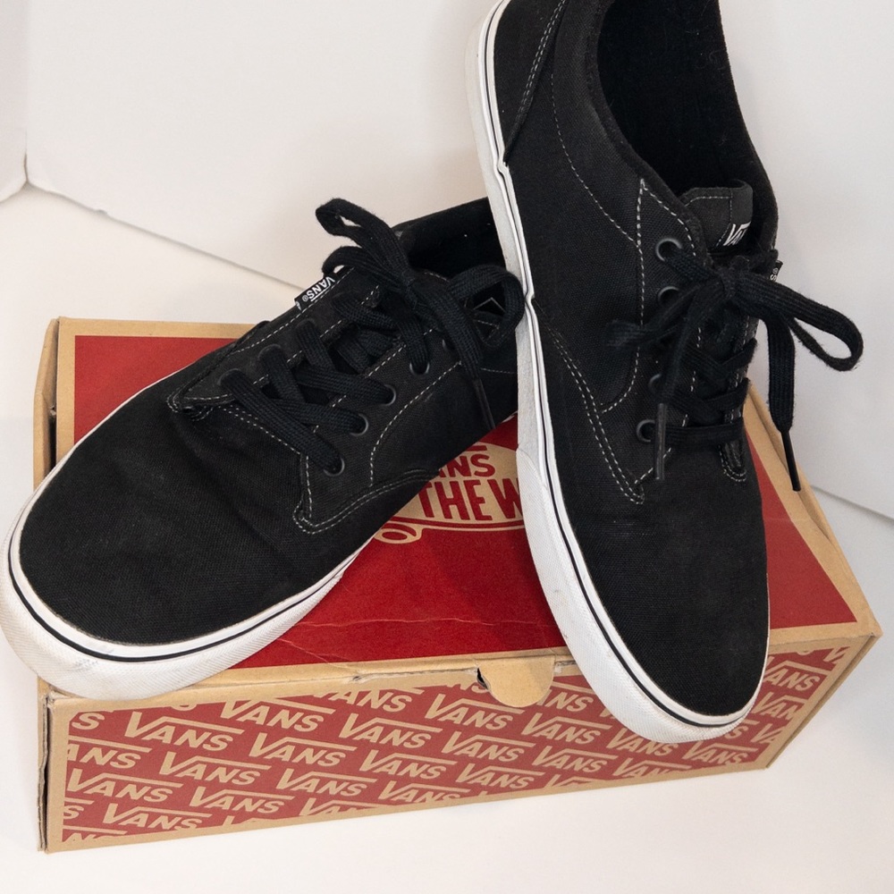 Like NEW! IN BOX!! Vans Black Men Sneaker